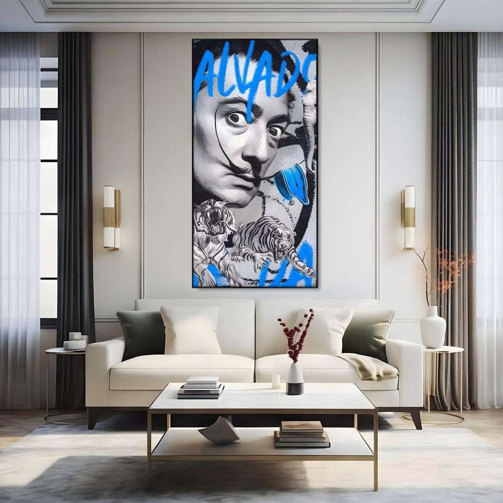 Tablou canvas cu tablou canvas cu salvador dali si tigri, in rama de aluminiu negru, pe perete intr-un living
